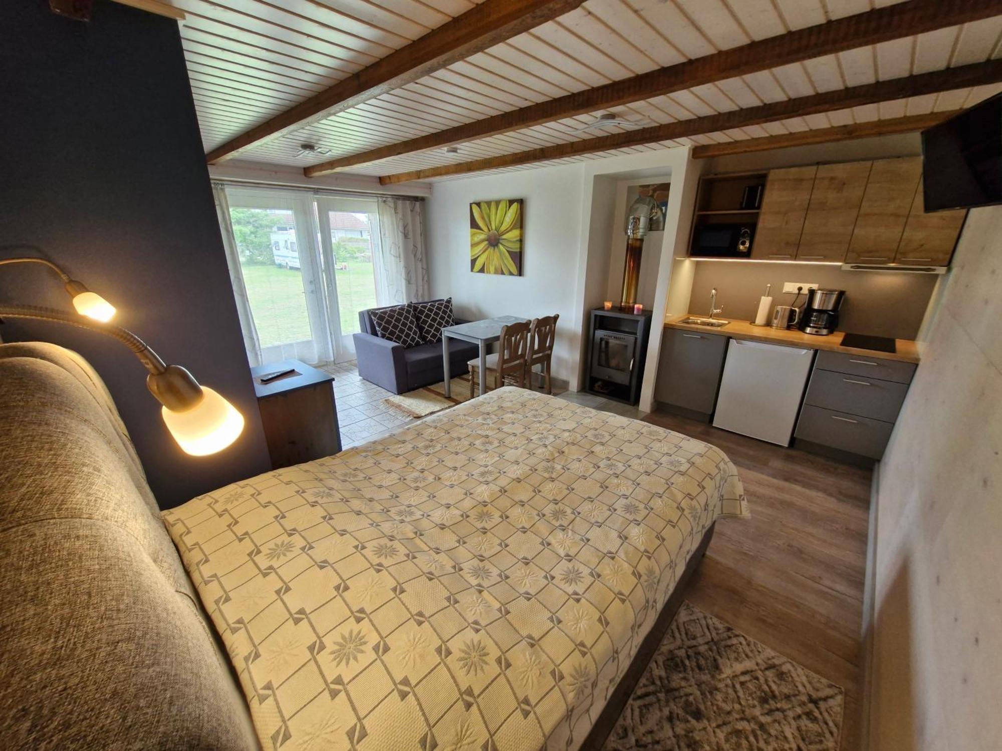 Piibelehe Guest Accommodation Kuressaare Eksteriør billede